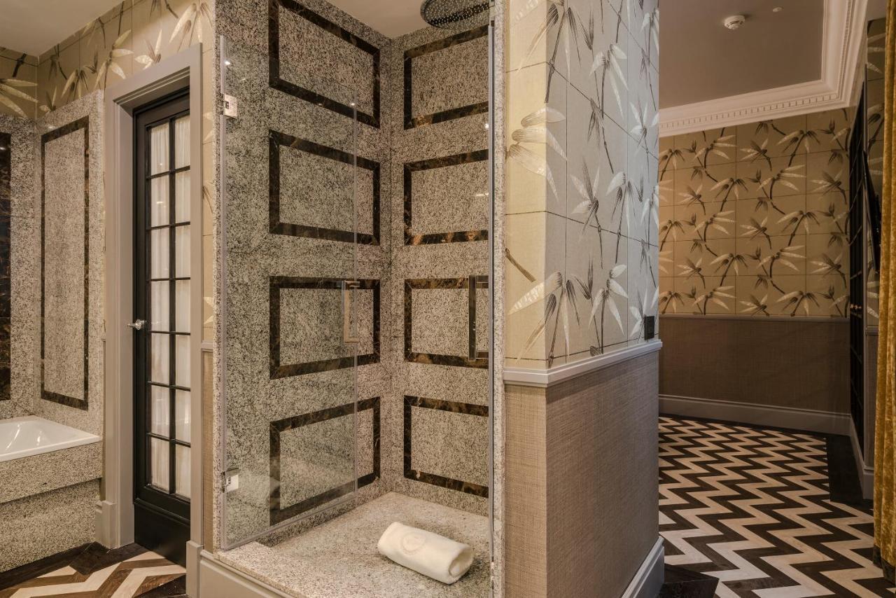 Relais&Châteaux Heritage Hotel Madri Exterior foto A shower cubicle