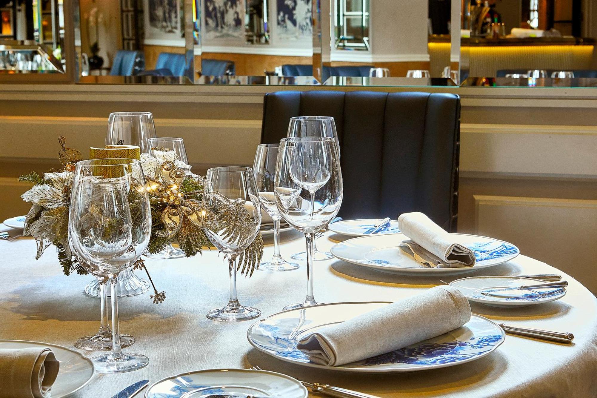 Relais&Châteaux Heritage Hotel Madri Exterior foto A table set for a formal dinner