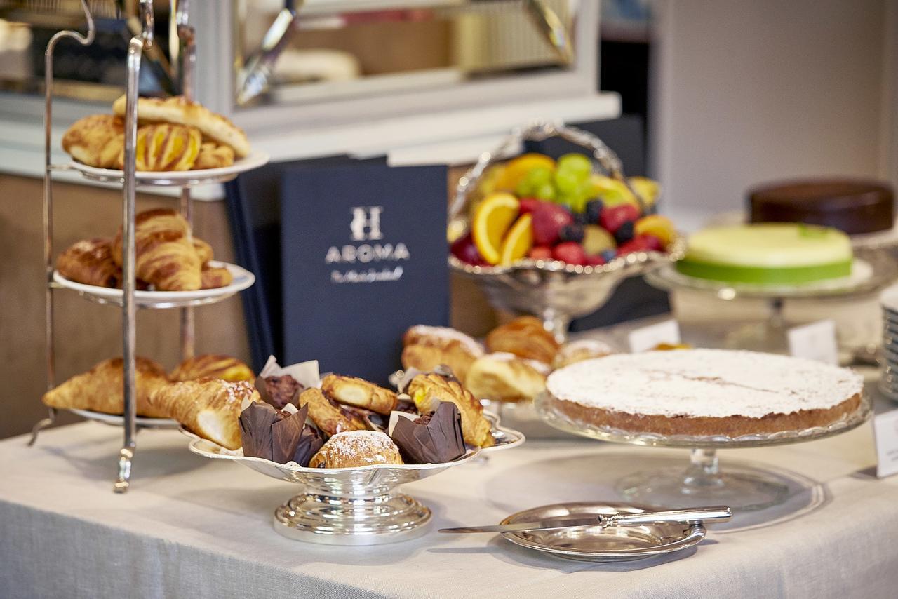Relais&Châteaux Heritage Hotel Madri Exterior foto Afternoon tea at Aroma